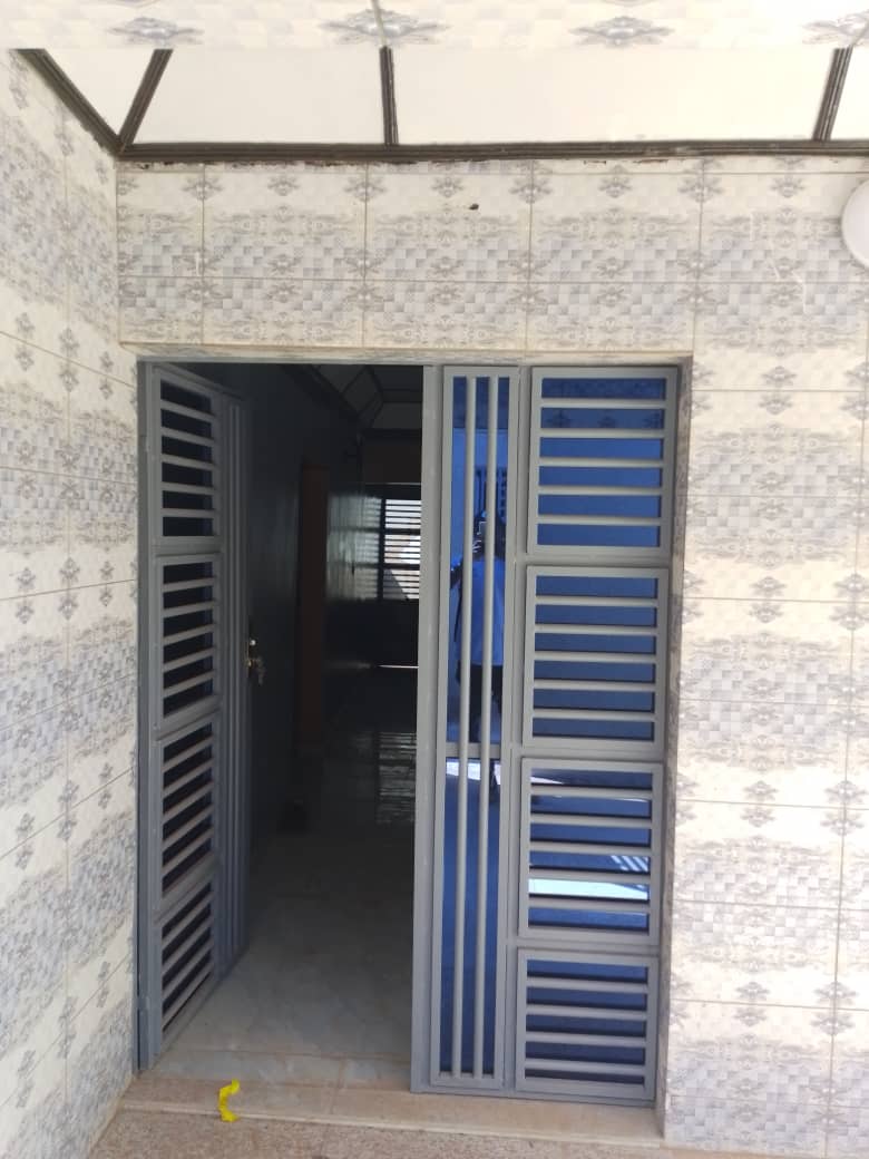 2 CHAMBRES SALON 2 DOUCHE MODERNE CUISINE COUR AVANT COUR ARRIÈRE 